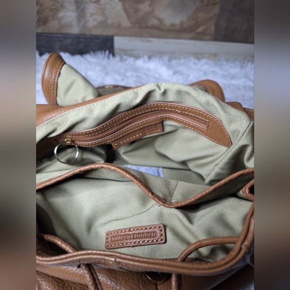 GILI Pebble Leather Shoulder/Crossbody/Convertable Backpack - Picture 10 of 12